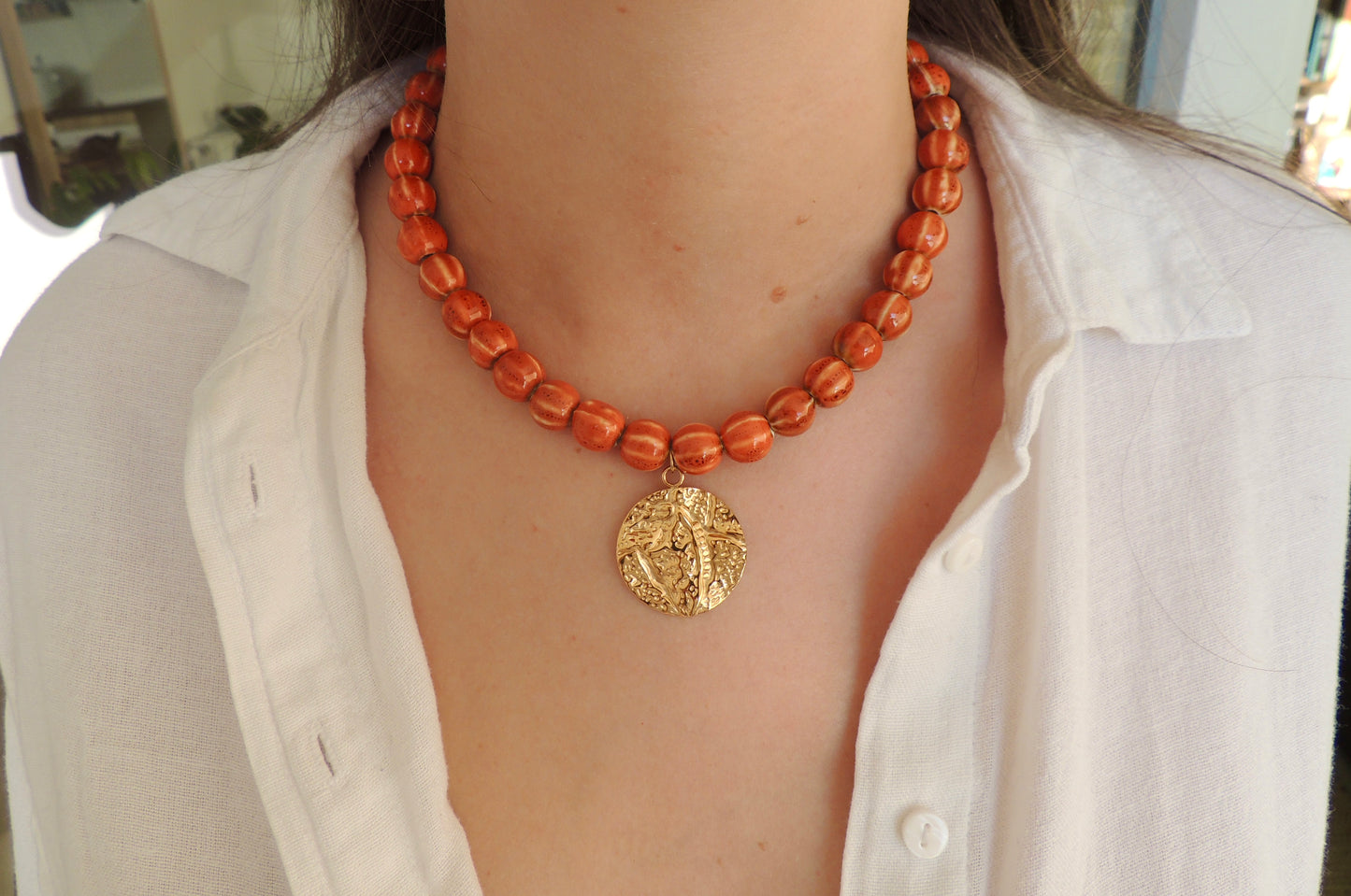 Roma | Collier perles en céramique et breloque dorée