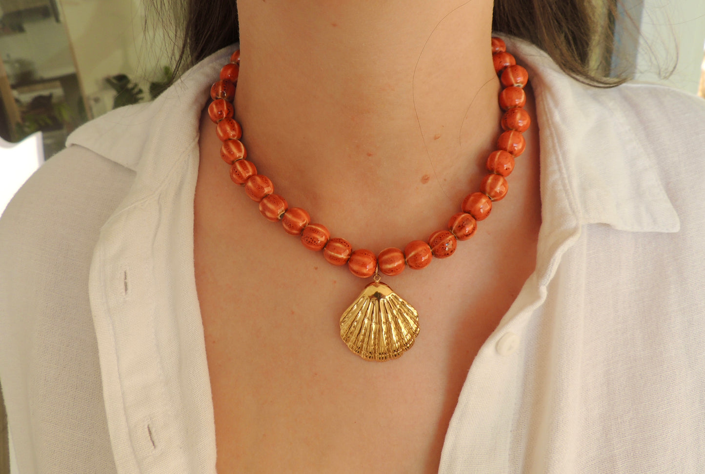 Marina | Collier perles en céramique et pendentif coquillage doré