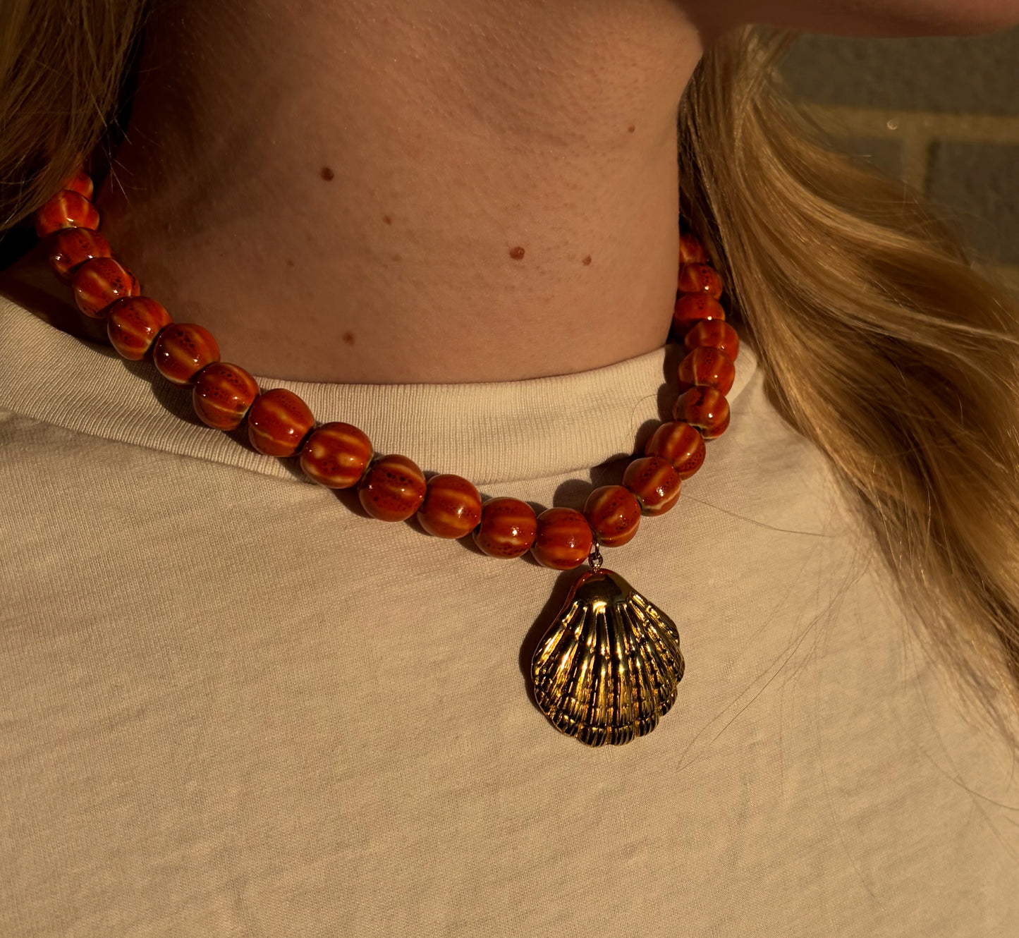 Marina | Collier perles en céramique et pendentif coquillage doré