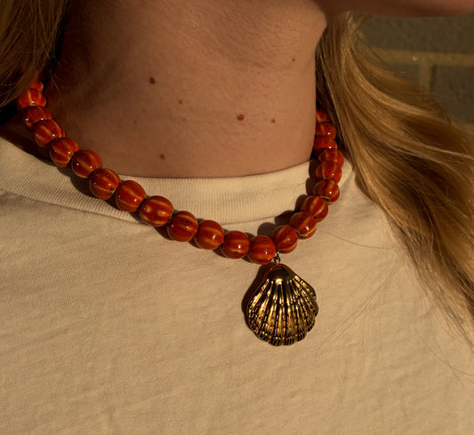 Marina | Collier perles en céramique et pendentif coquillage doré
