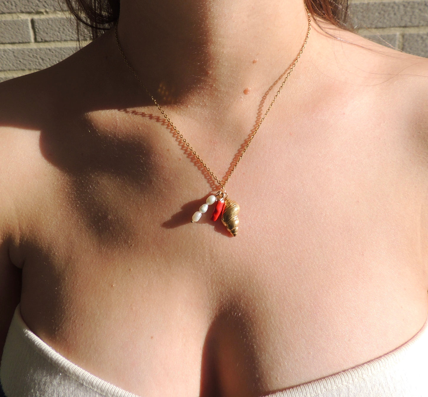 Martha | Collier coquillage, piment rouge et perles blanches