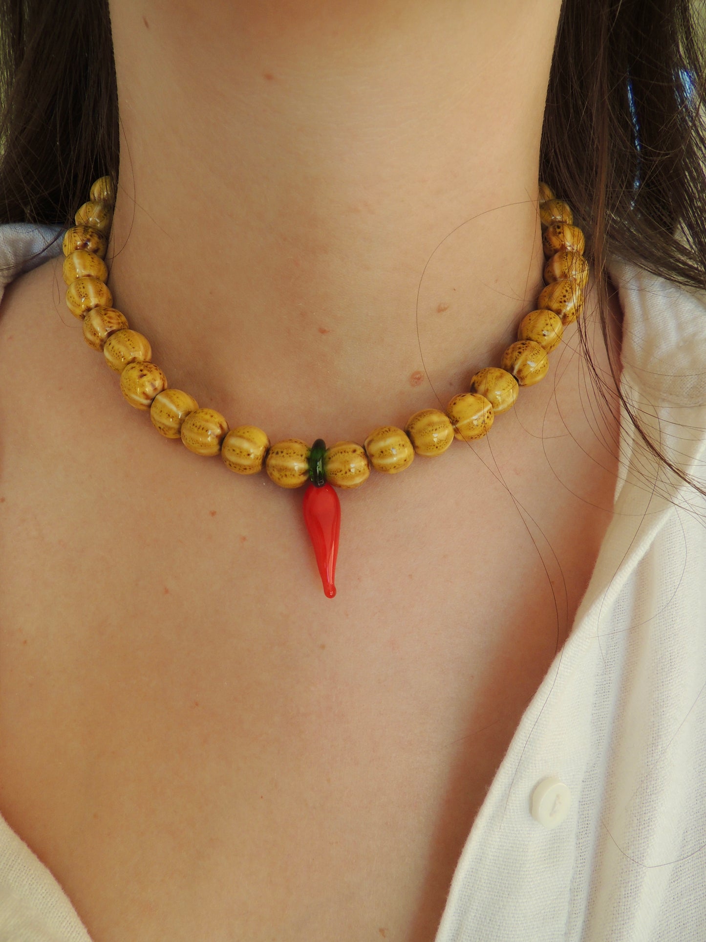 Piccante | Collier perles en céramique et breloque piment