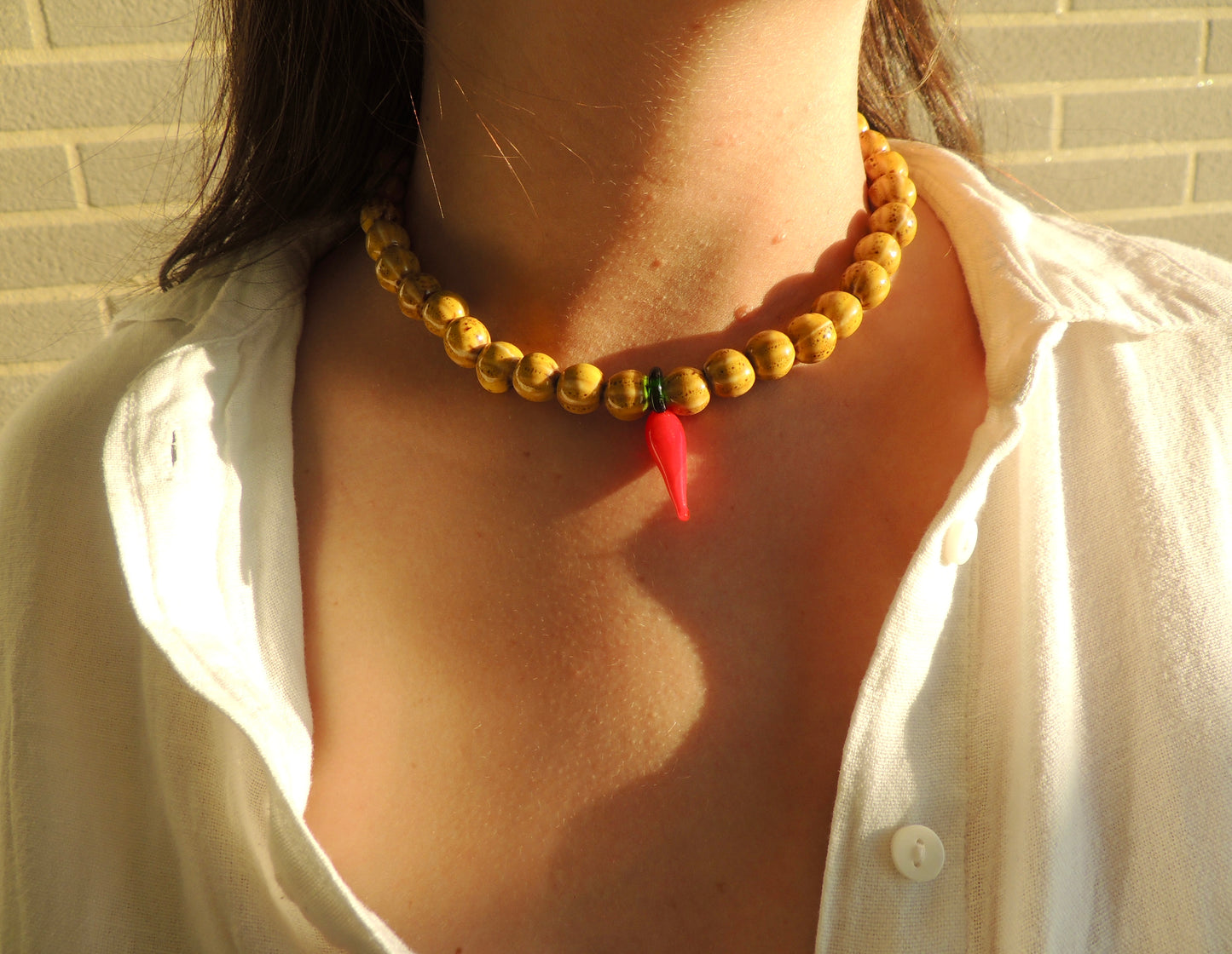 Piccante | Collier perles en céramique et breloque piment