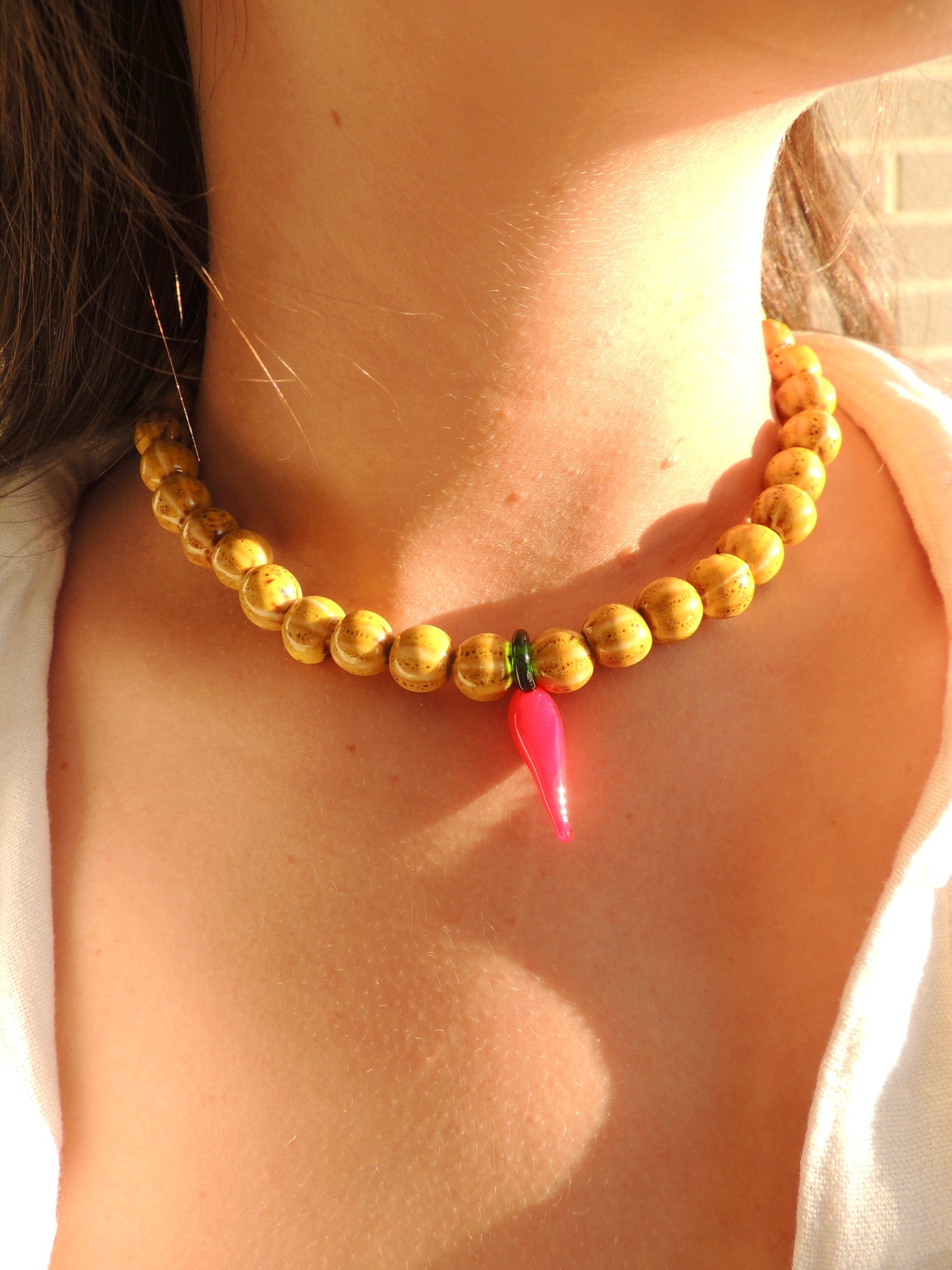 Piccante | Collier perles en céramique et breloque piment