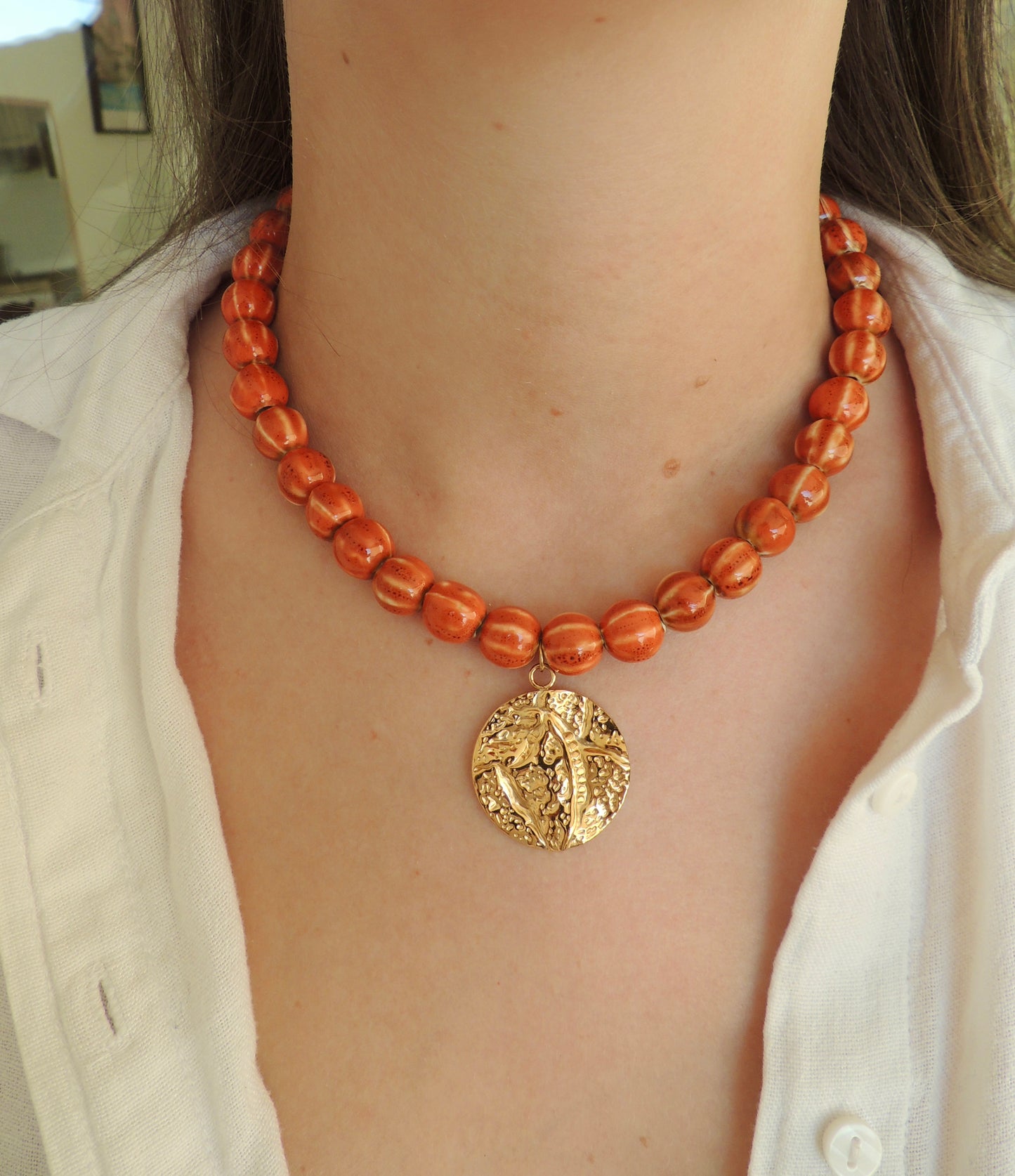 Roma | Collier perles en céramique et breloque dorée