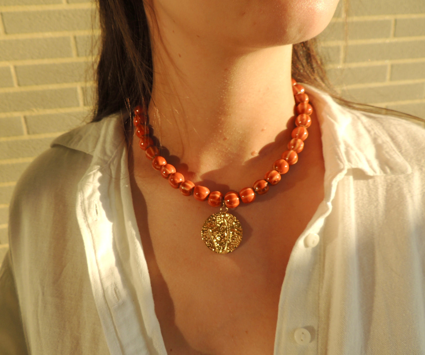 Roma | Collier perles en céramique et breloque dorée