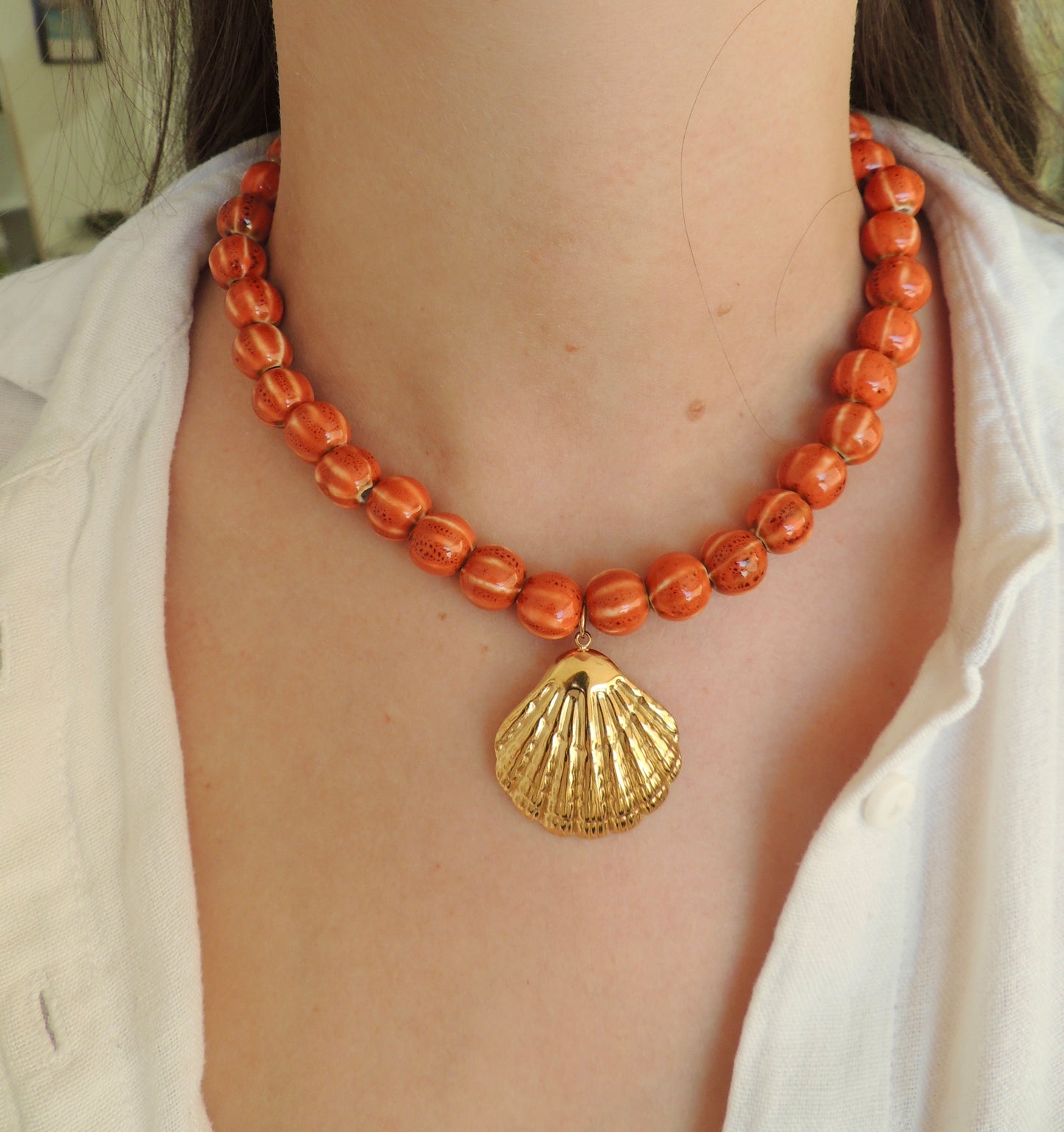 Marina | Collier perles en céramique et pendentif coquillage doré