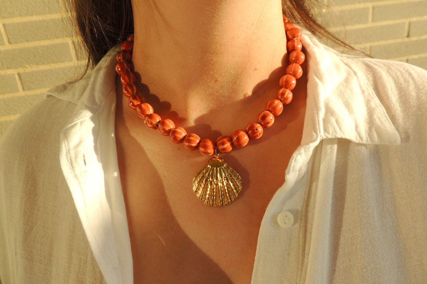 Marina | Collier perles en céramique et pendentif coquillage doré