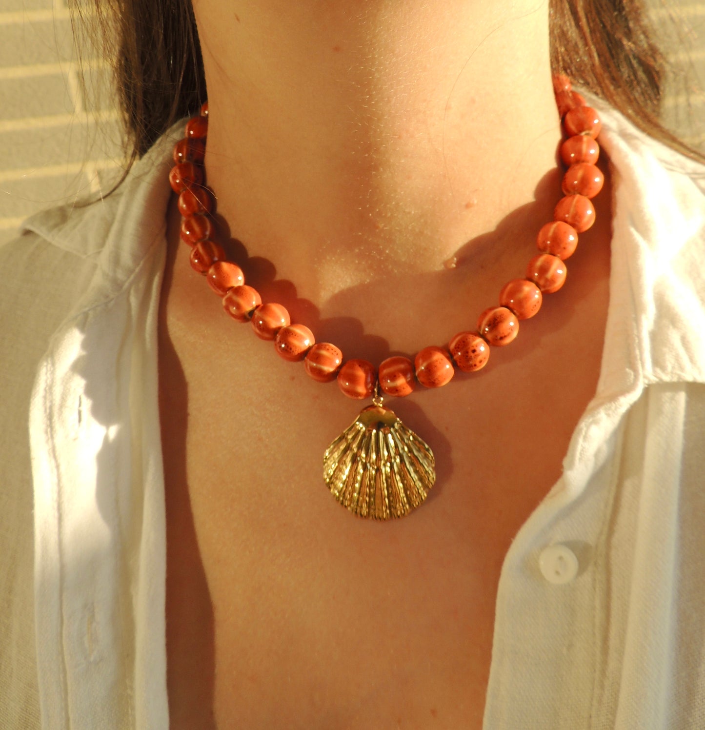 Marina | Collier perles en céramique et pendentif coquillage doré