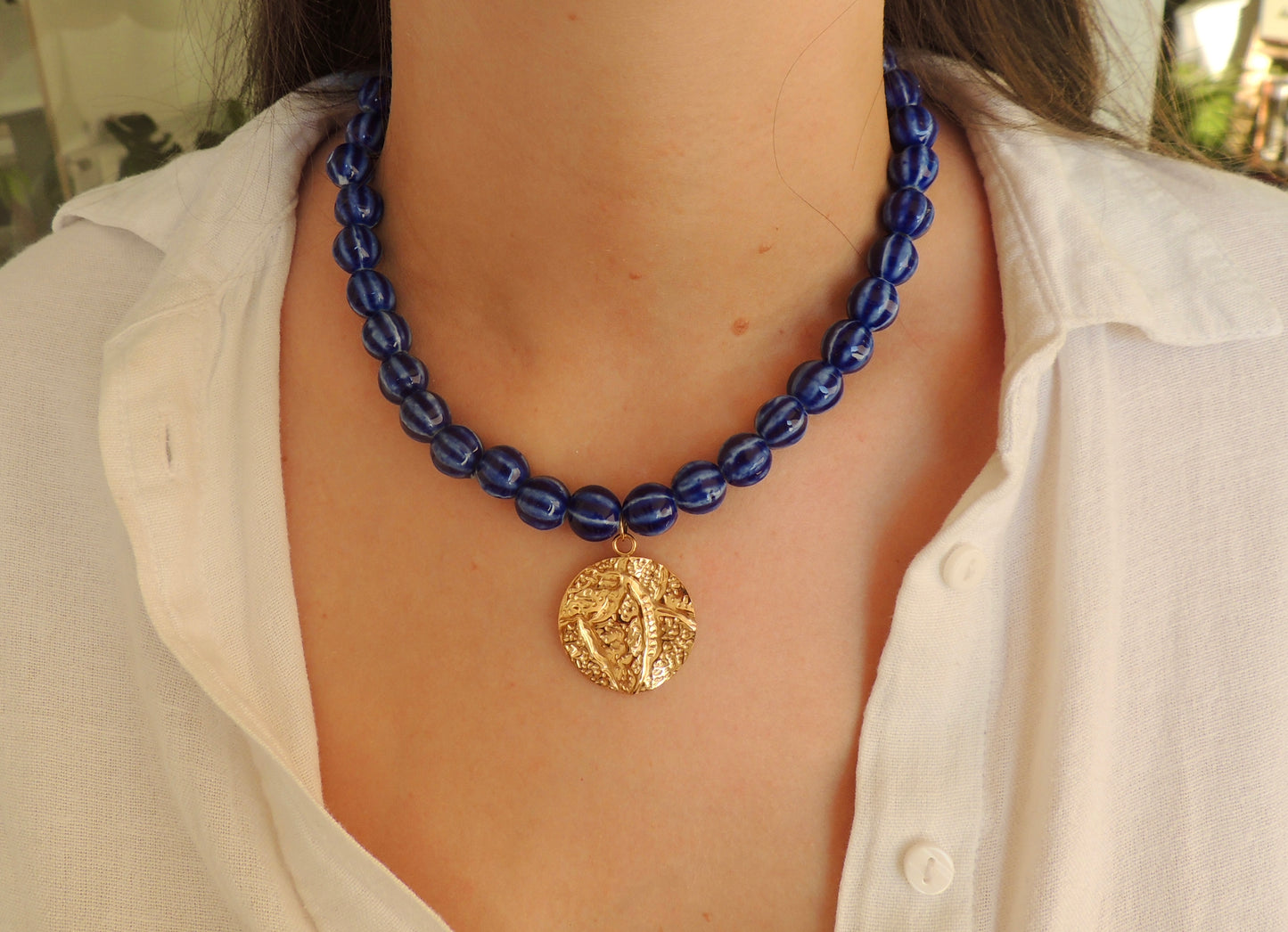 Roma | Collier perles en céramique et breloque dorée