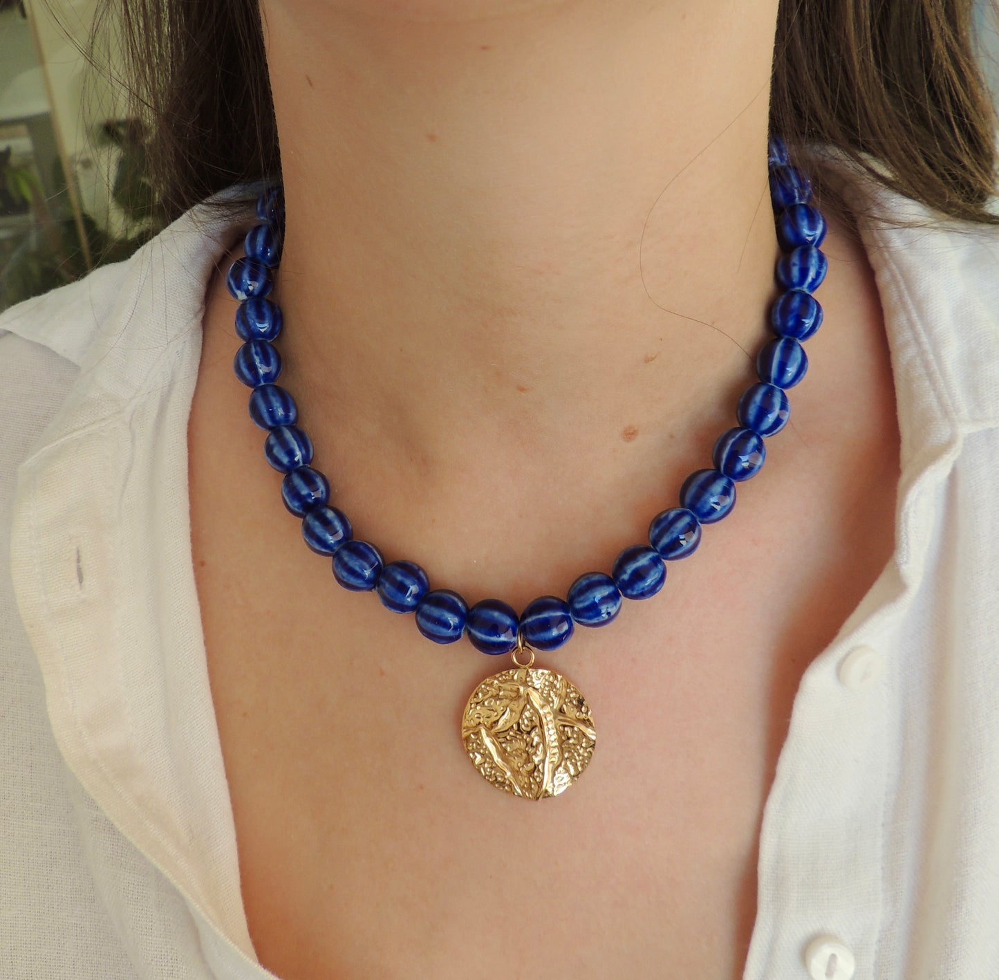 Roma | Collier perles en céramique et breloque dorée