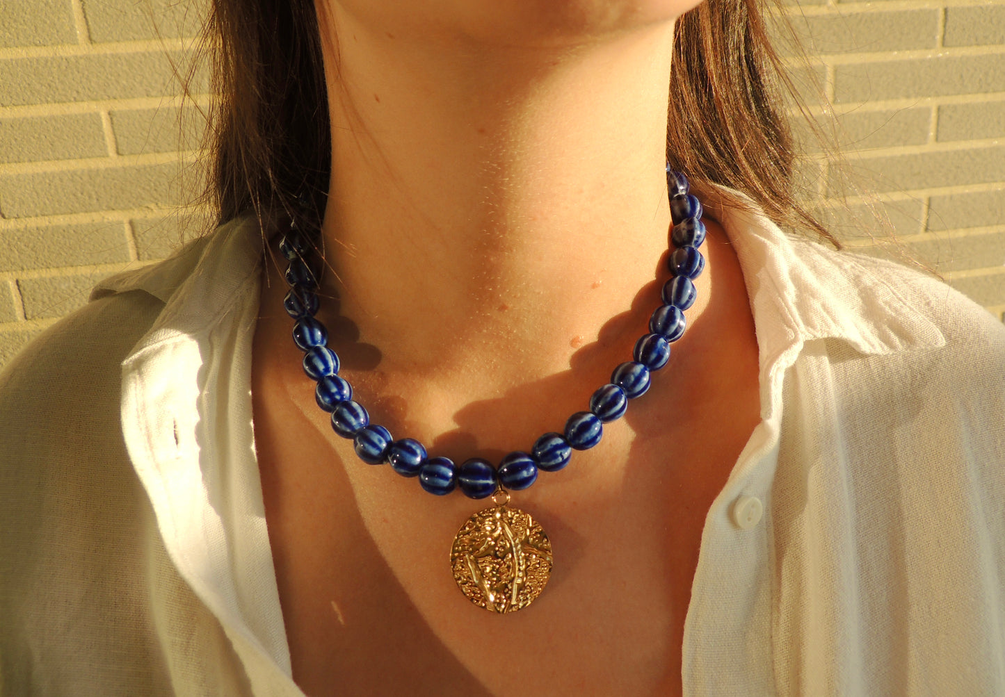 Roma | Collier perles en céramique et breloque dorée