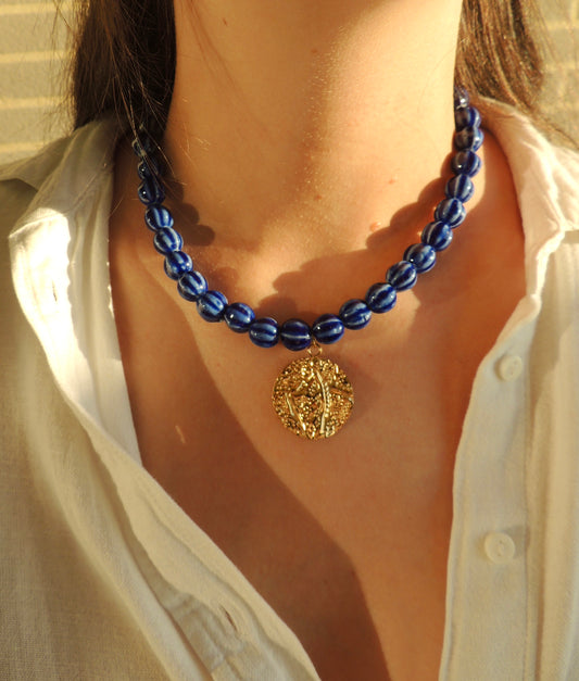 Roma | Collier perles en céramique et breloque dorée
