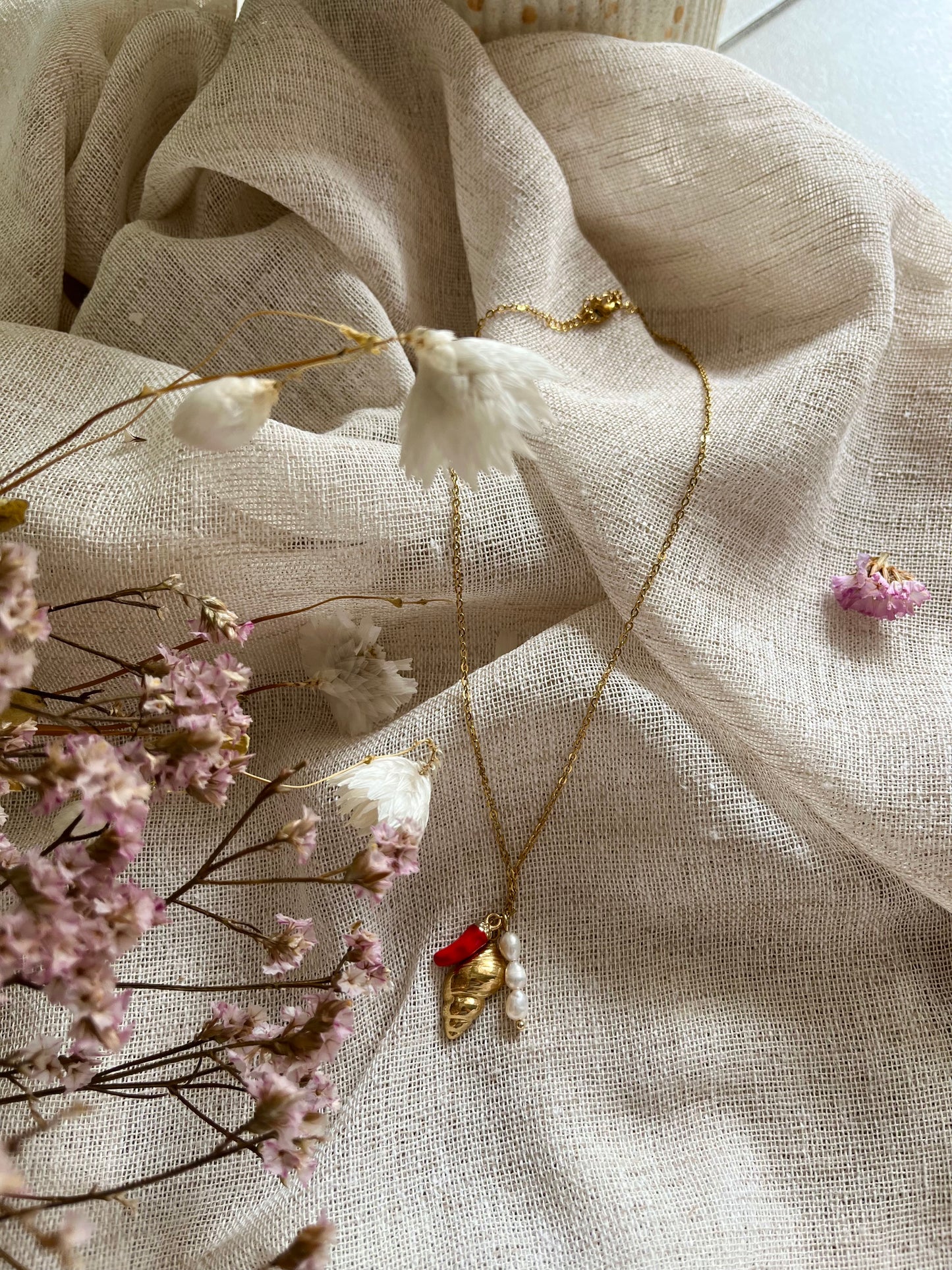 Martha | Collier coquillage, piment rouge et perles blanches