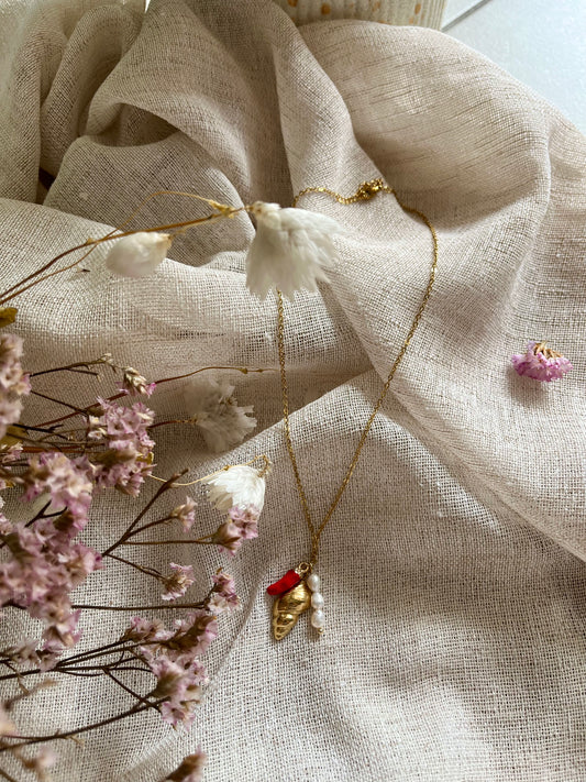 Martha | Collier coquillage, piment rouge et perles blanches