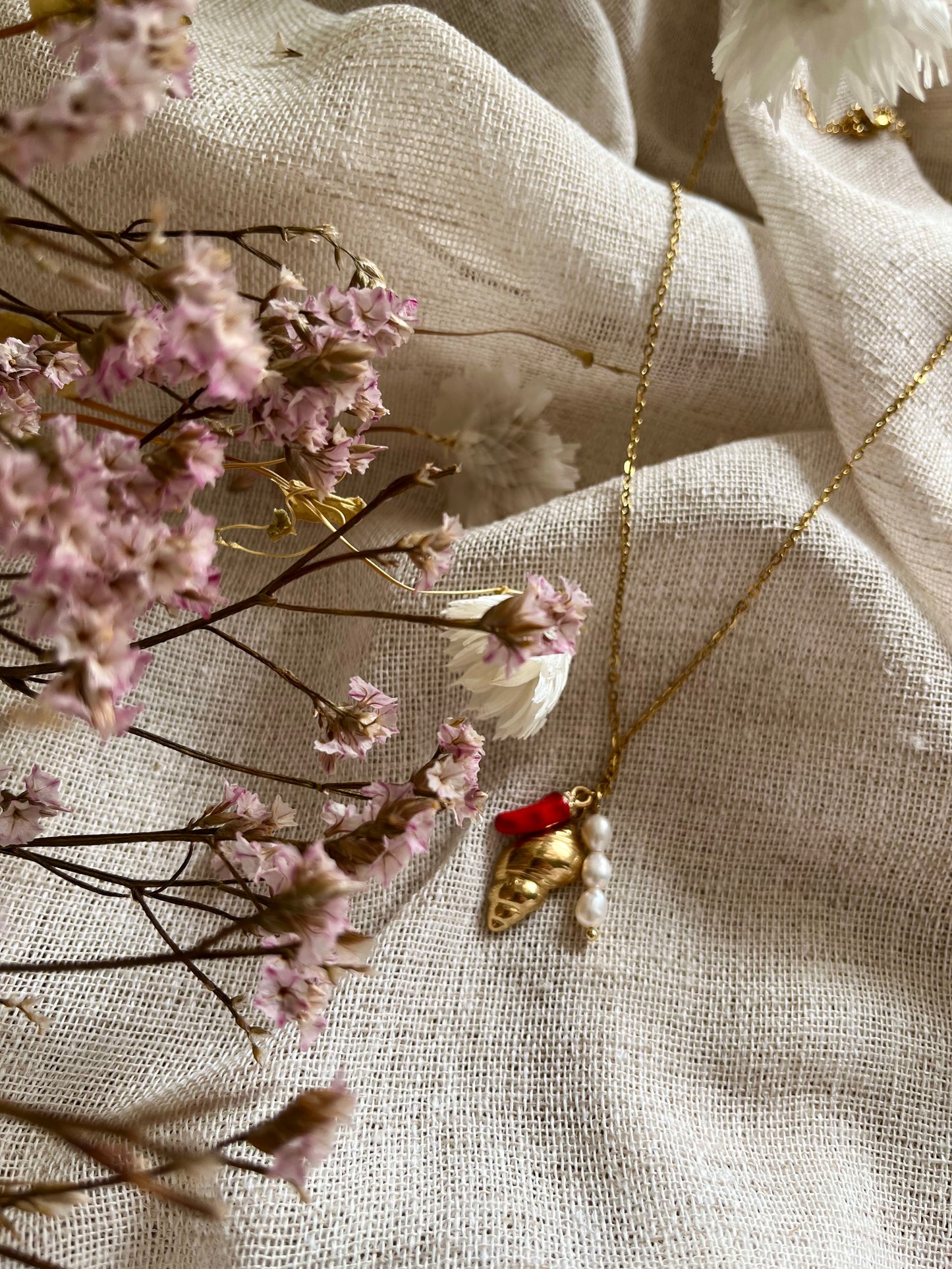 Martha | Collier coquillage, piment rouge et perles blanches