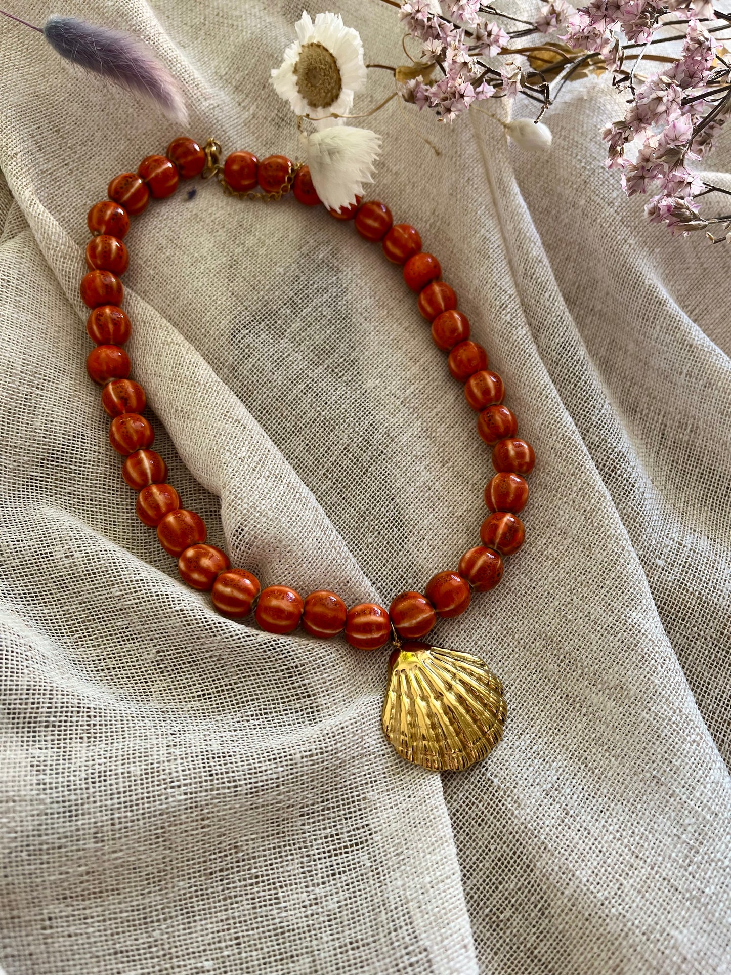 Marina | Collier perles en céramique et pendentif coquillage doré