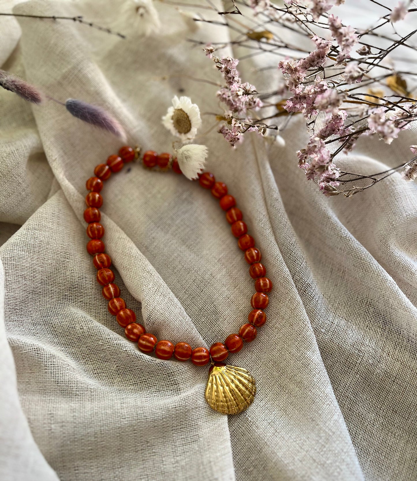 Marina | Collier perles en céramique et pendentif coquillage doré