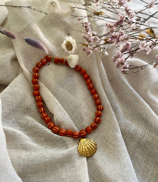 Marina | Collier perles en céramique et pendentif coquillage doré