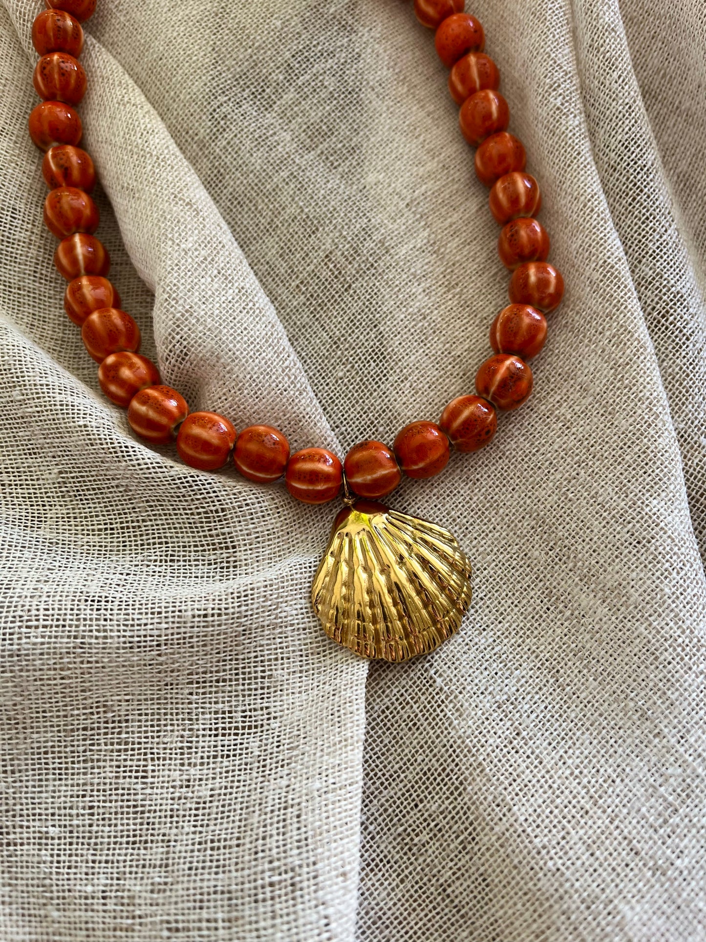 Marina | Collier perles en céramique et pendentif coquillage doré