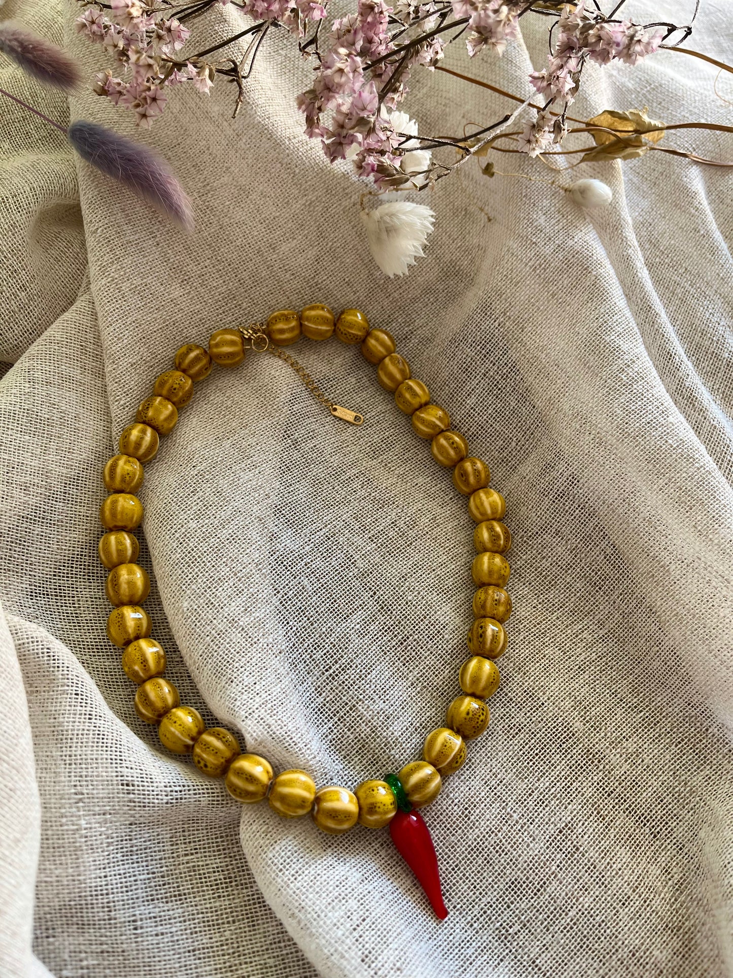 Piccante | Collier perles en céramique et breloque piment