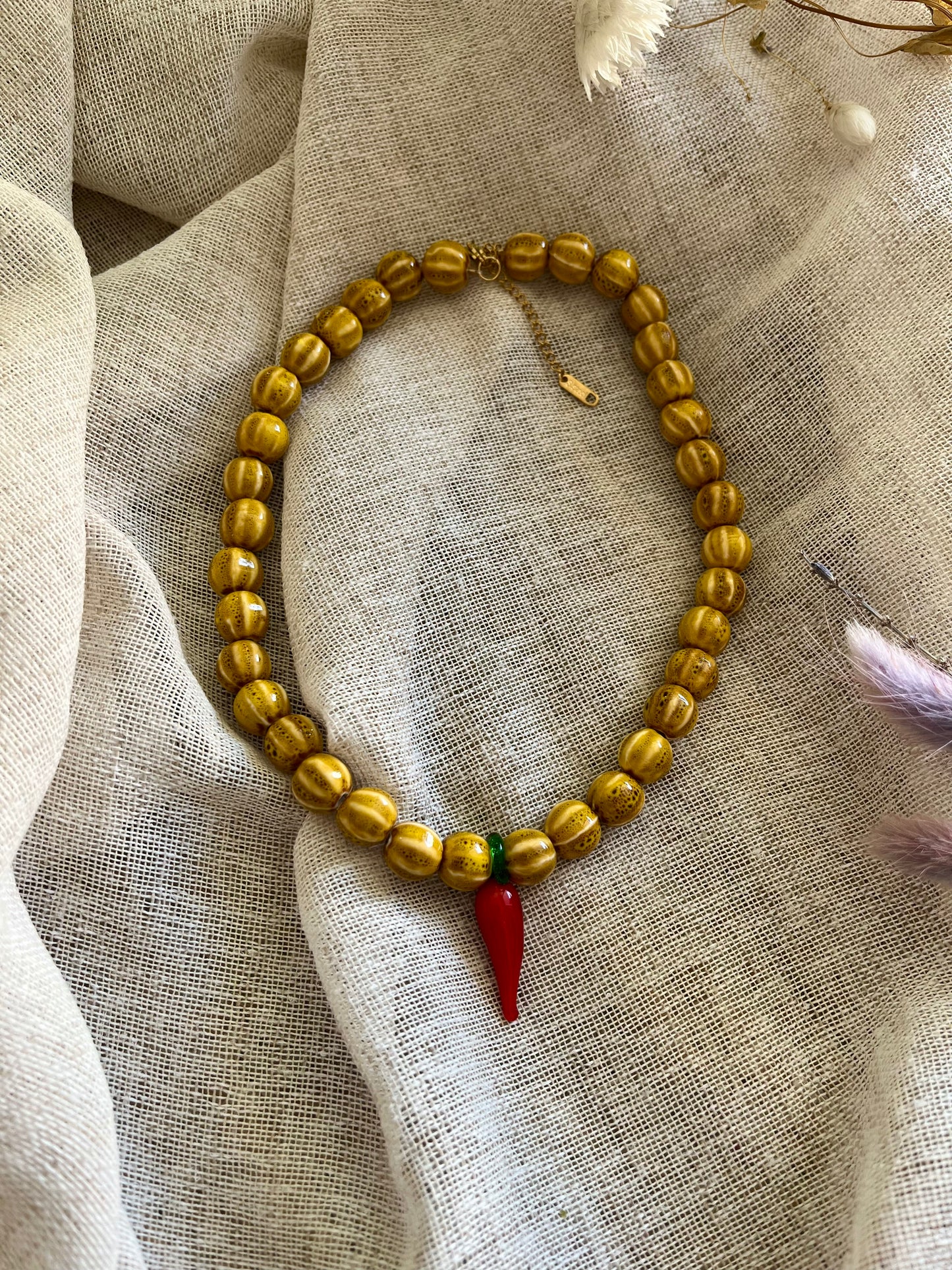Piccante | Collier perles en céramique et breloque piment