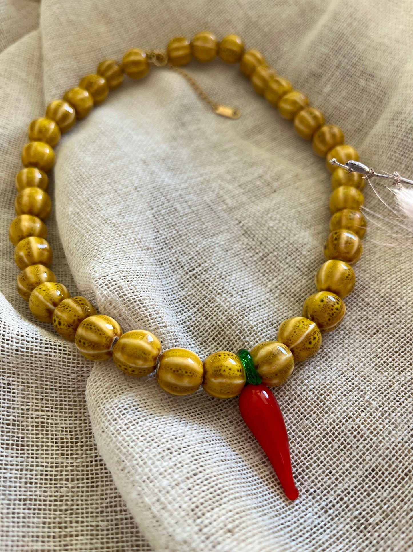 Piccante | Collier perles en céramique et breloque piment