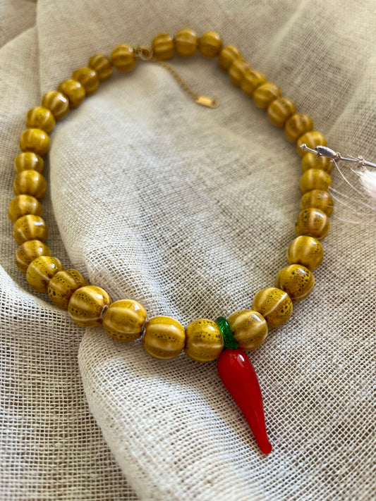 Piccante | Collier perles en céramique et breloque piment