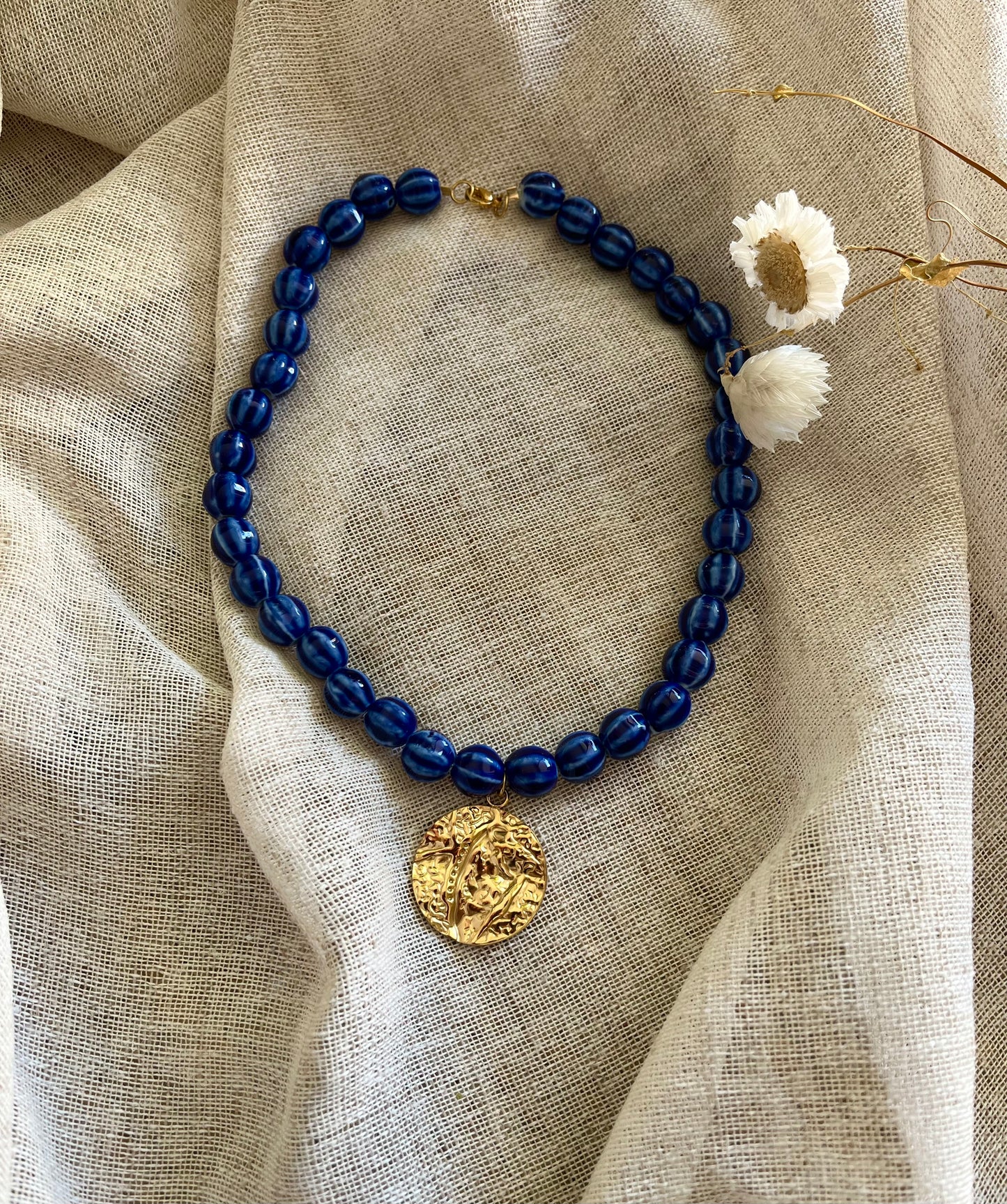 Roma | Collier perles en céramique et breloque dorée