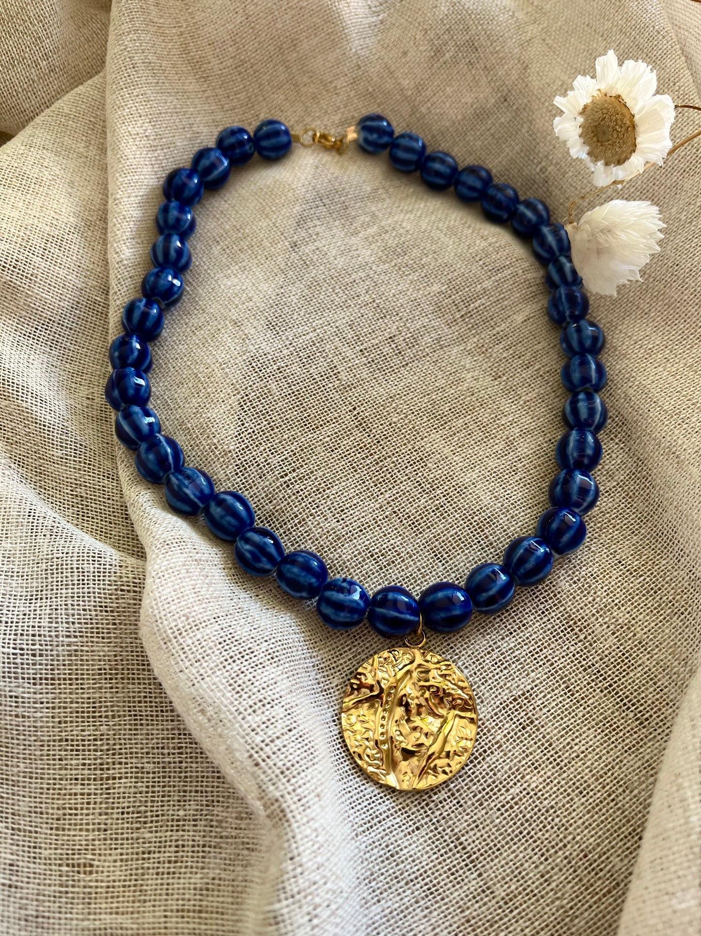 Roma | Collier perles en céramique et breloque dorée