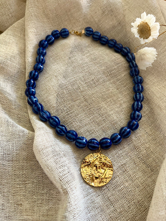 Roma | Collier perles en céramique et breloque dorée