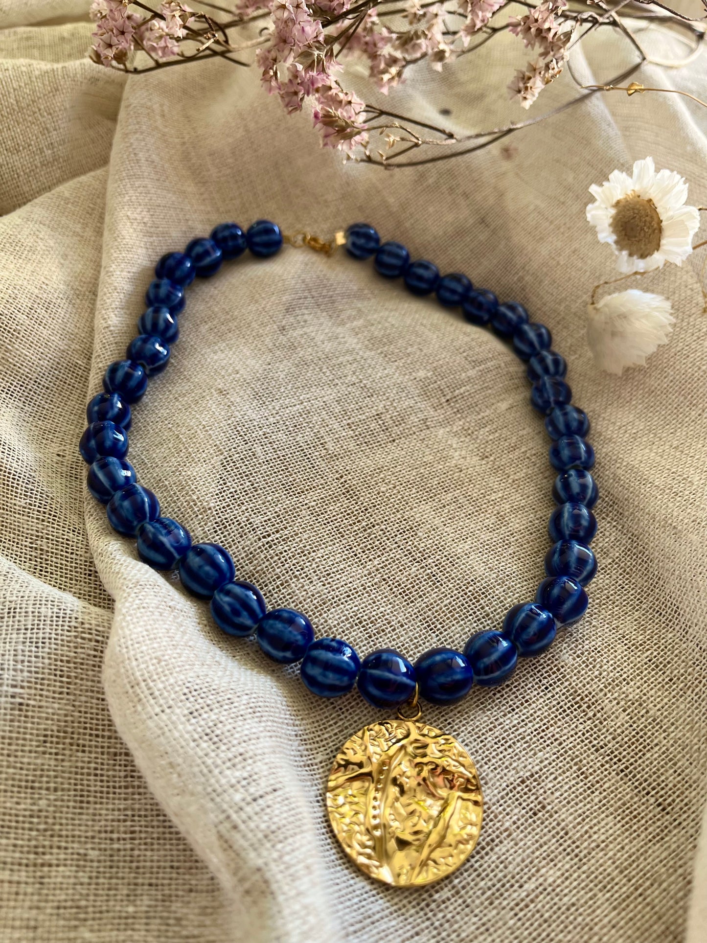 Roma | Collier perles en céramique et breloque dorée