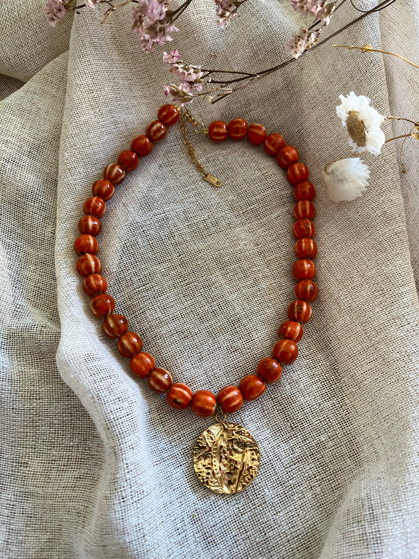 Roma | Collier perles en céramique et breloque dorée