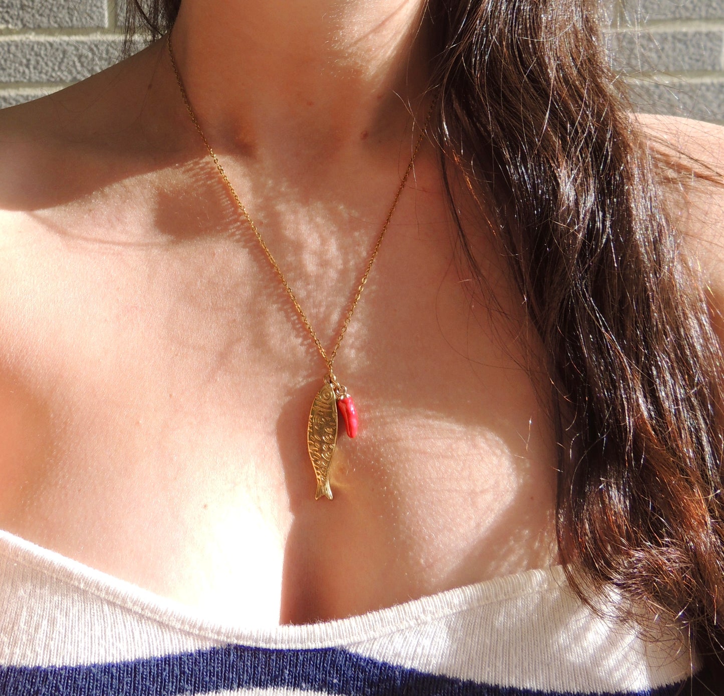 Ayli | Collier poisson doré et piment rouge