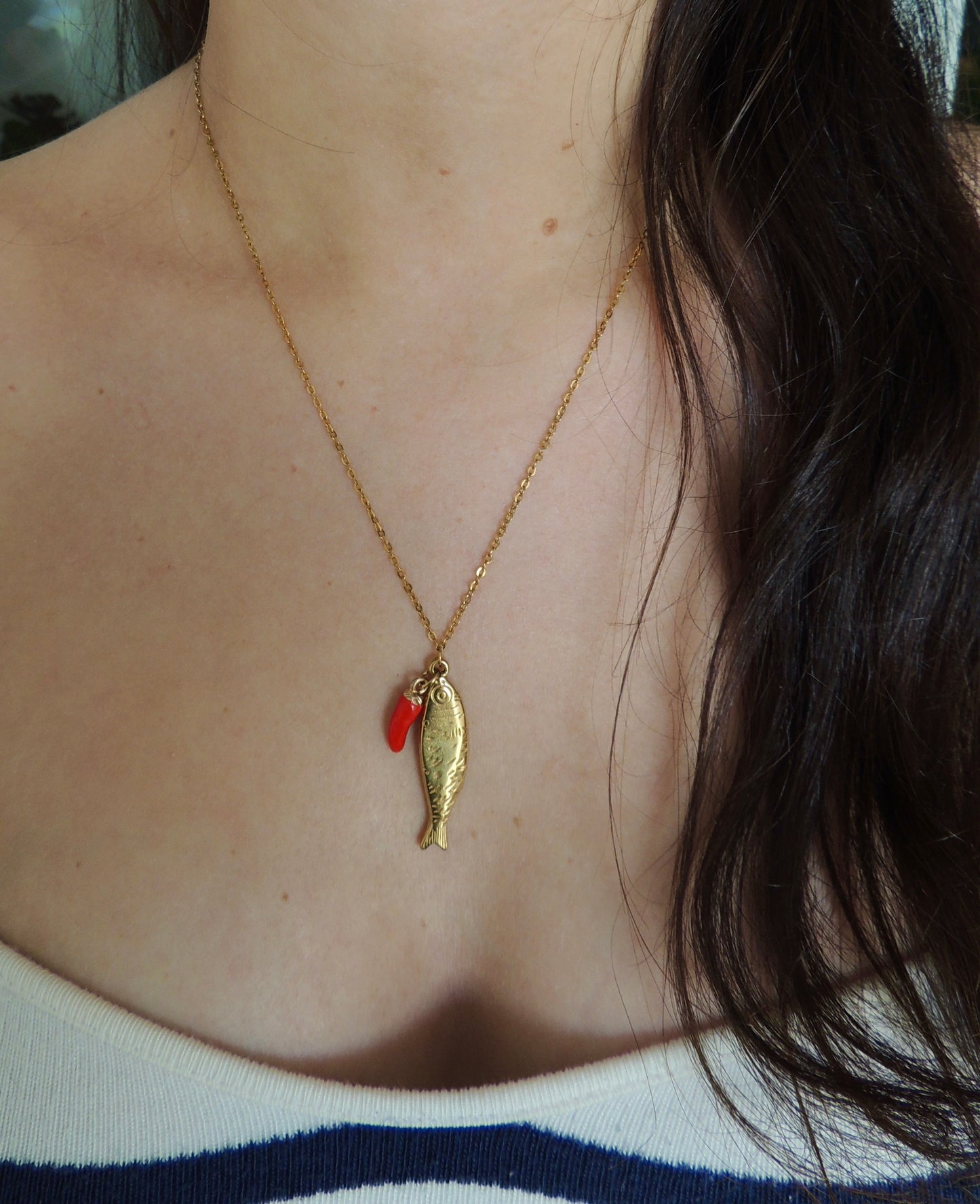Ayli | Collier poisson doré et piment rouge