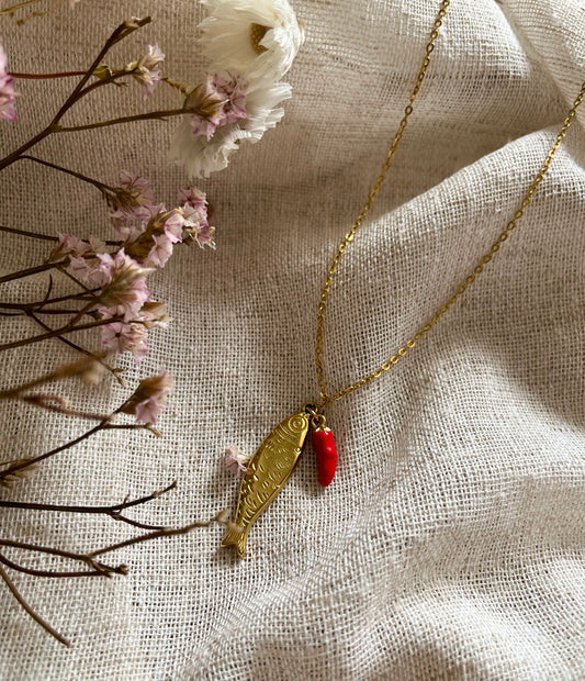 Ayli | Collier poisson doré et piment rouge