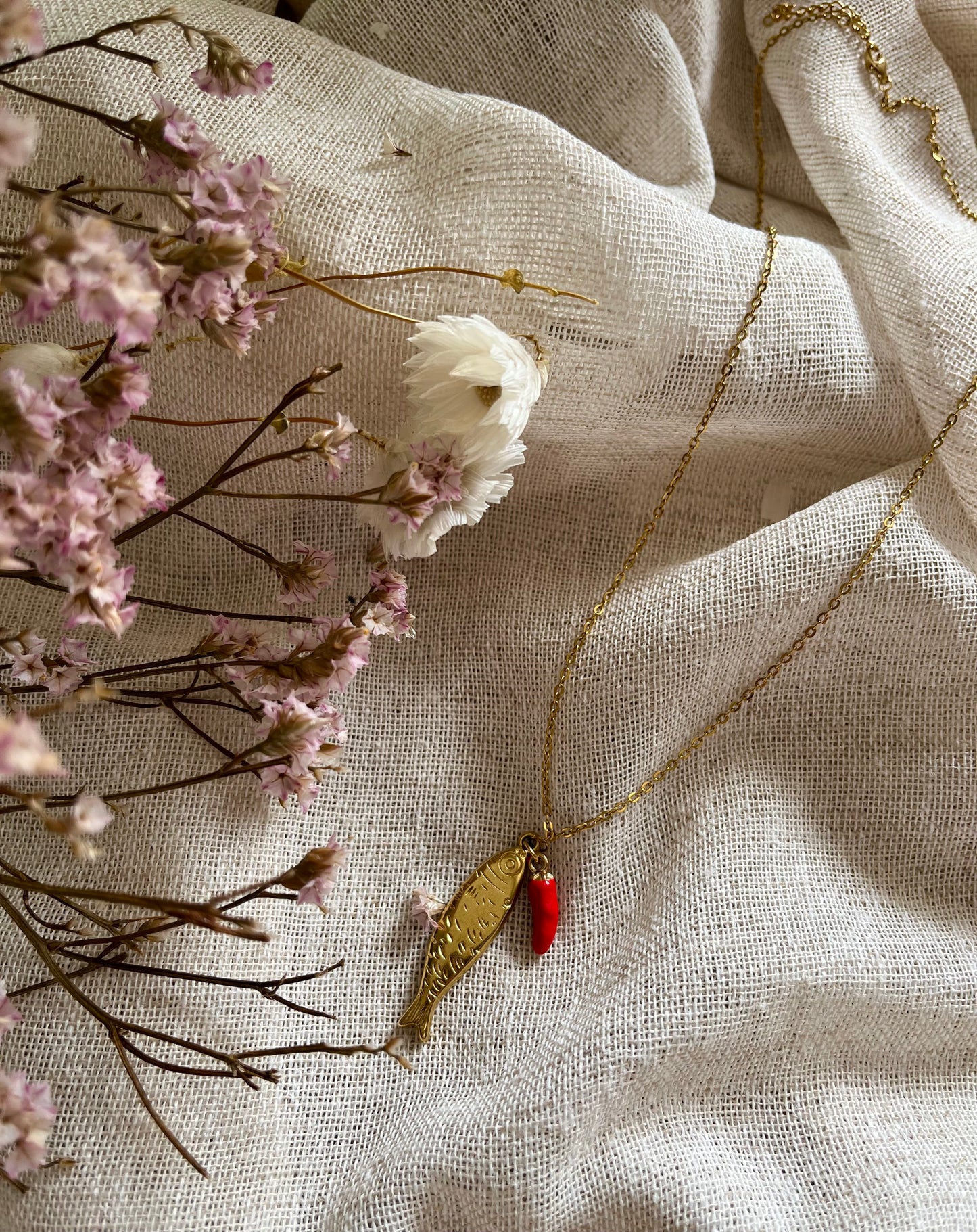 Ayli | Collier poisson doré et piment rouge