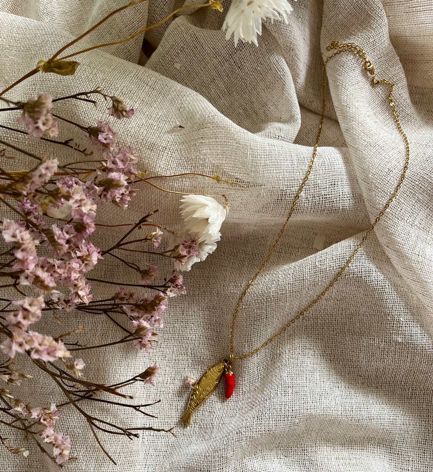 Ayli | Collier poisson doré et piment rouge