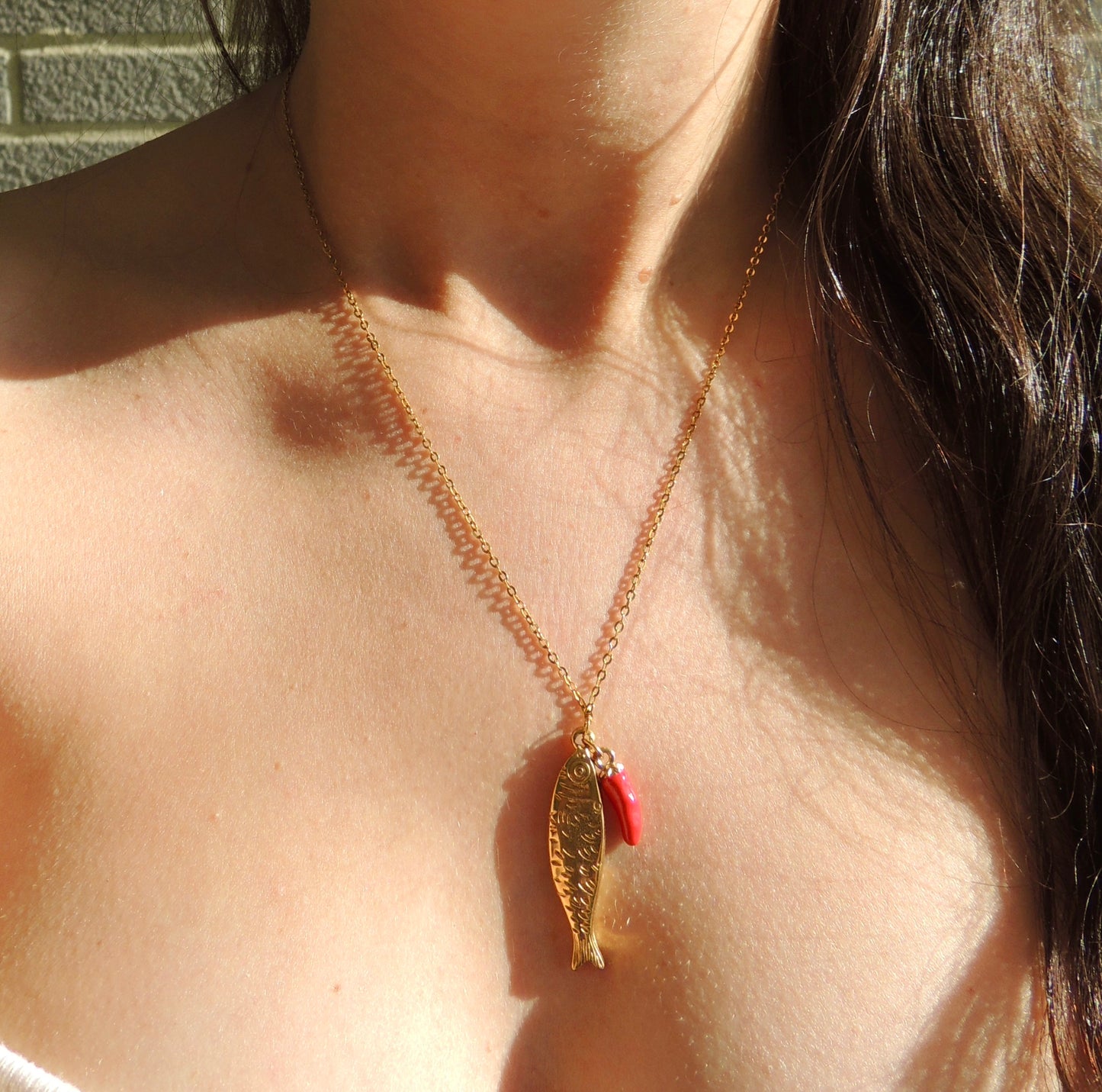 Ayli | Collier poisson doré et piment rouge